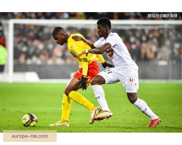 威廉·斯蒂尔与兰斯俱乐部和平解约后接手法甲朗斯队展开新征程